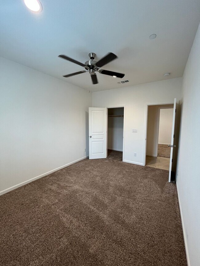 Foto del edificio - 4 Bedroom home! Coming soon NW Visalia!