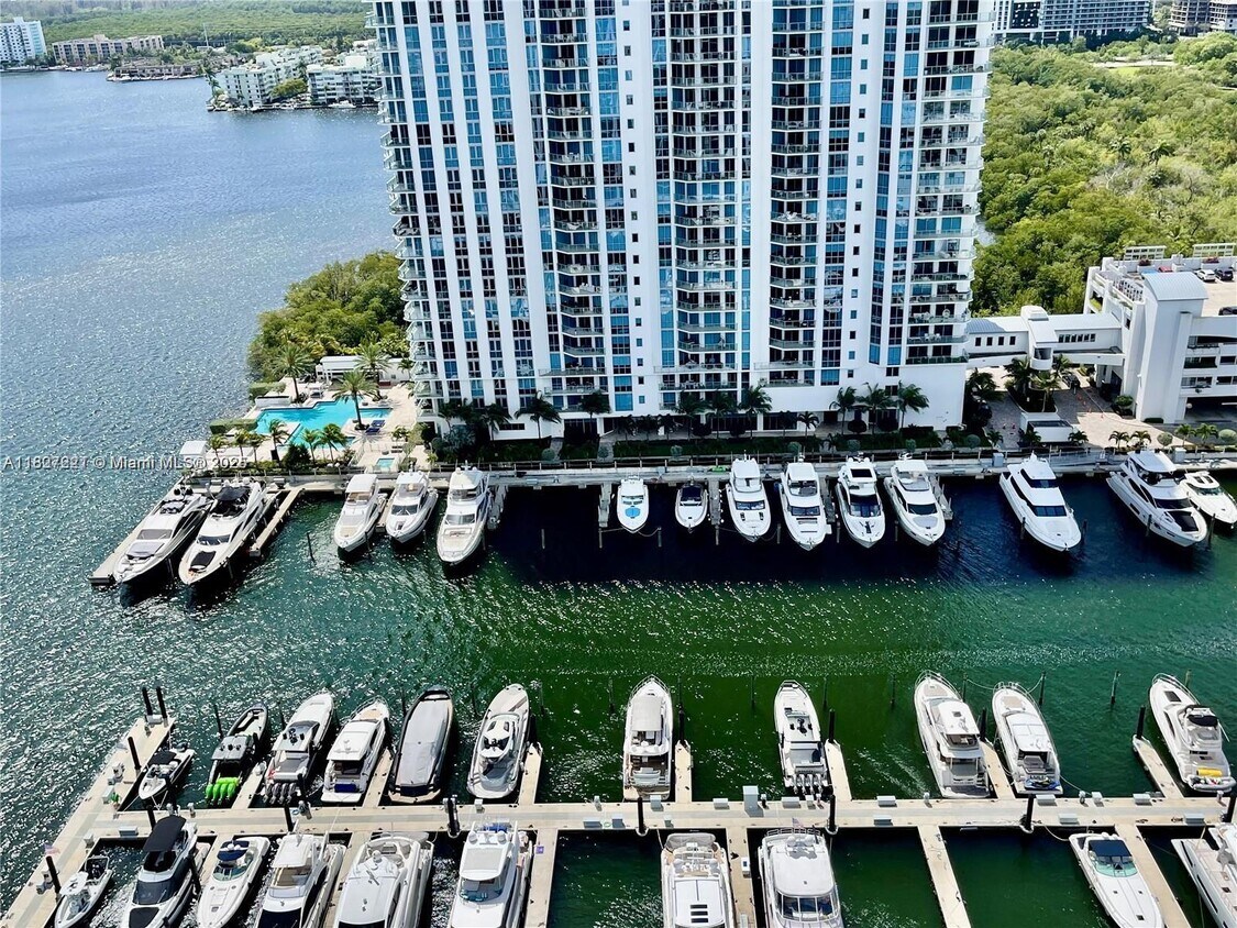 Primary Photo - 17301 Biscayne Blvd