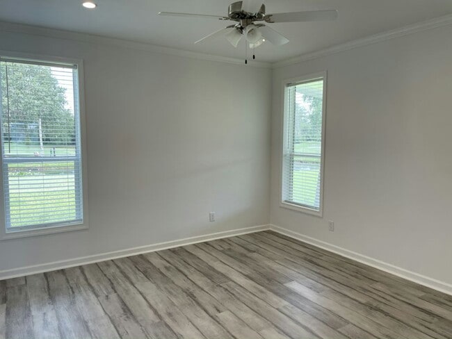 Building Photo - 107 Country Club Dr