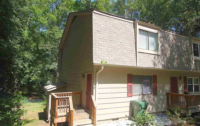 Foto del edificio - Cozy Duplex in Cary w/ Fenced in Yard!