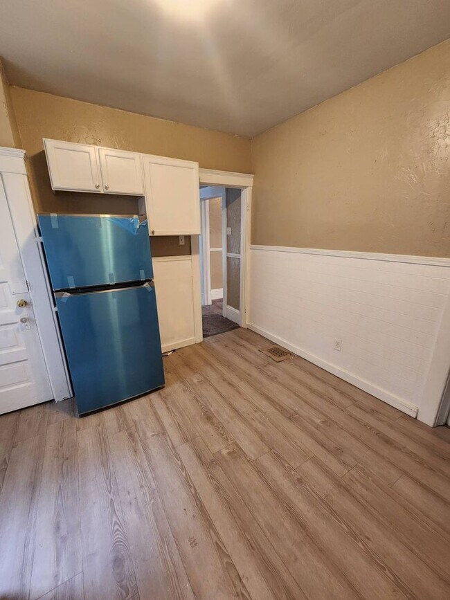 Building Photo - Charming 4-Bedroom Property in Prime Location