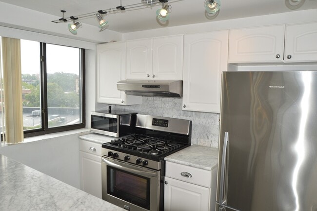 Building Photo - 15 N Beacon
