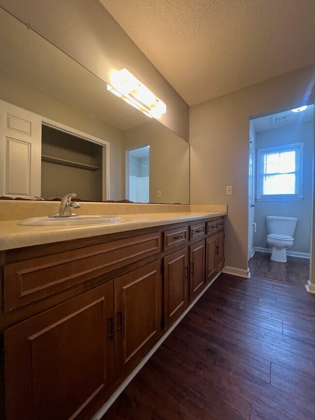 Foto del edificio - 200 Merry Wood Dr