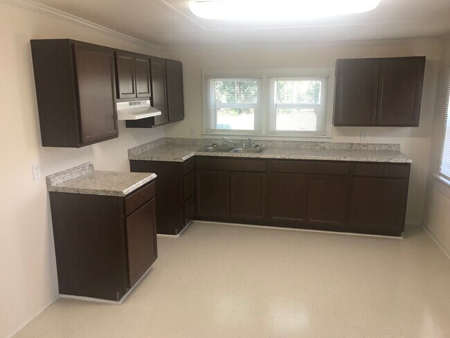 Kitchen - 814 N Bonner St