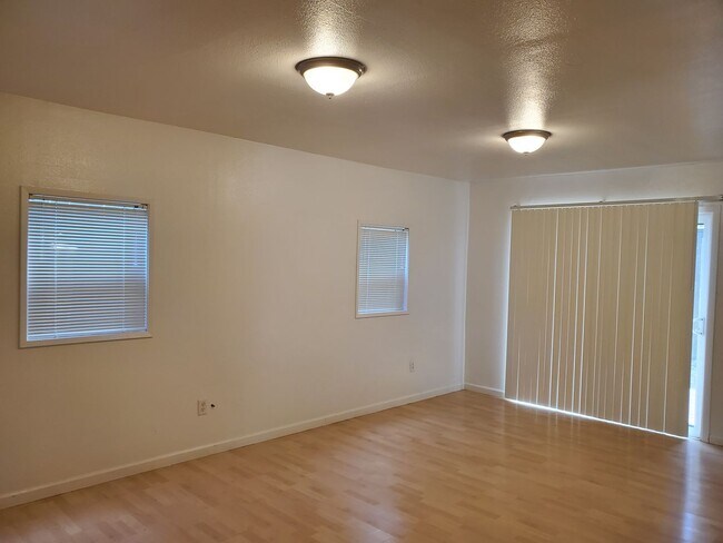 Foto del edificio - 4184 Camellia St