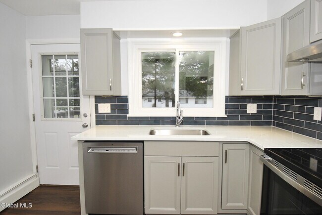 Foto del edificio - 49 Delafield Dr