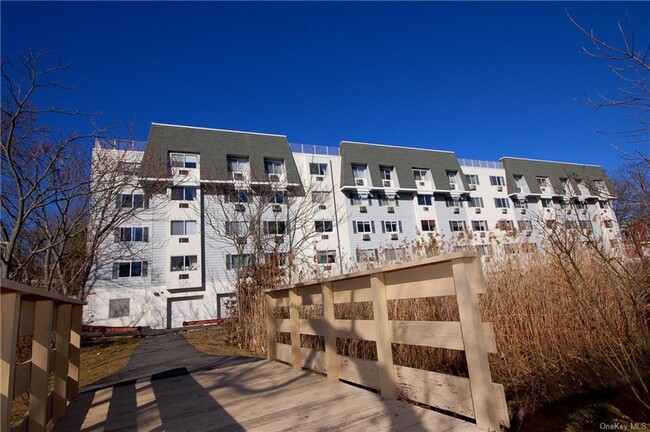Building Photo - 1035 E Boston Post Rd