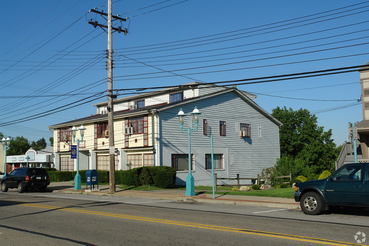 Primary Photo - Perrysville Colonial House