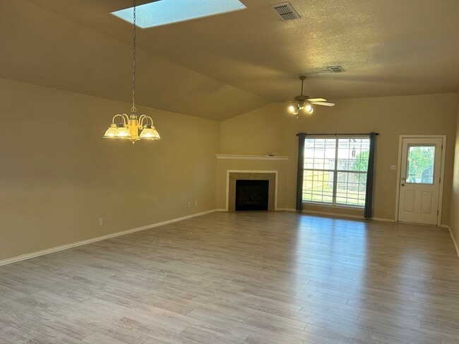 Building Photo - 6911 Pinecrest Ave