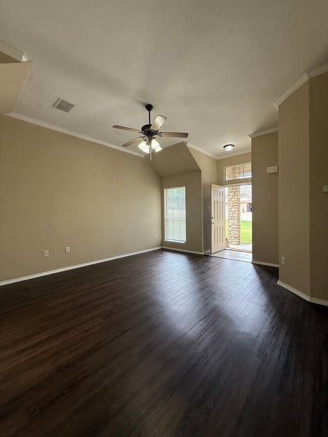 Foto del edificio - 3/2.5/2 2 STORY - Great Location near Main St