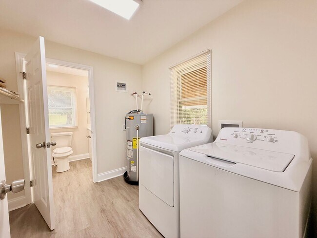 Foto del edificio - Renovated 1 Bedroom/1 Bathroom Home with C...