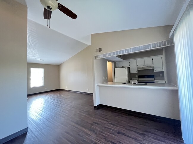 Building Photo - Lakewood Court Apartments