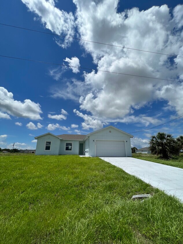 1060 S Capri Ct, Labelle, FL 33935