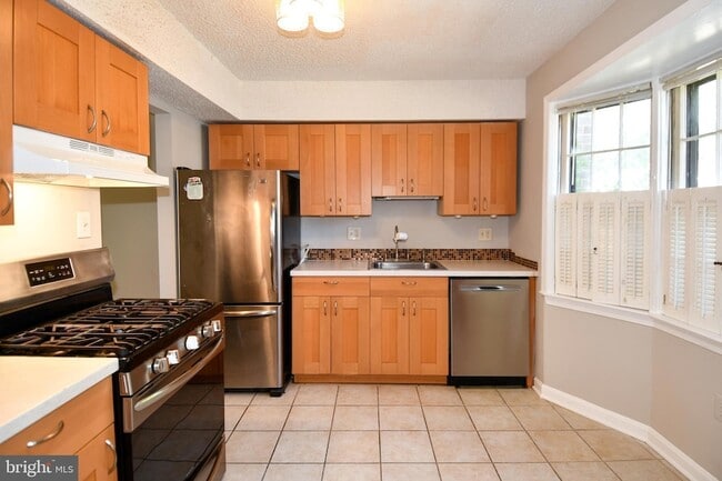 Building Photo - 9619 Nonquitt Dr