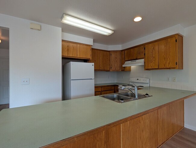 Foto del edificio - 2-Story, 3-Bedroom, 1.5-bath Duplex In Springfield!