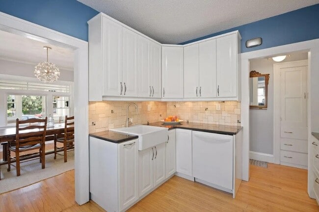 Foto del edificio - 5000 Zenith Ave S