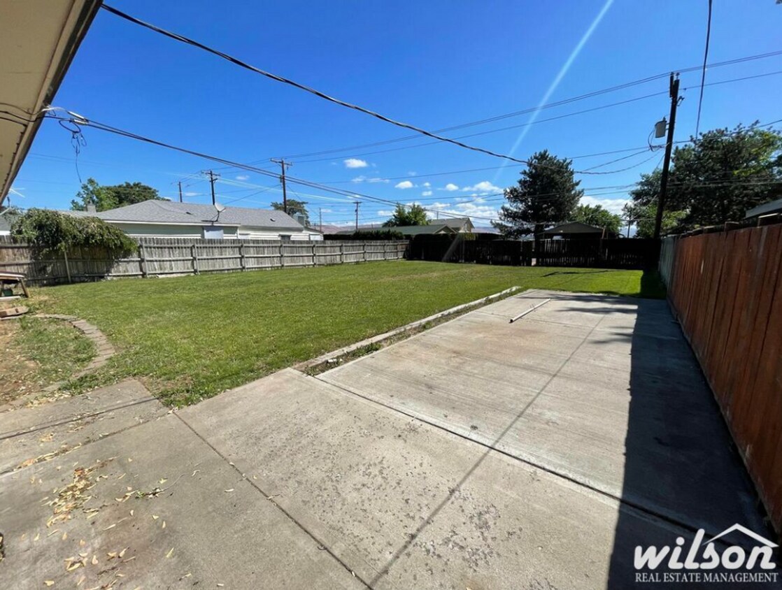 Building Photo - 3bd/1.5ba House Full Lawncare Included wit...