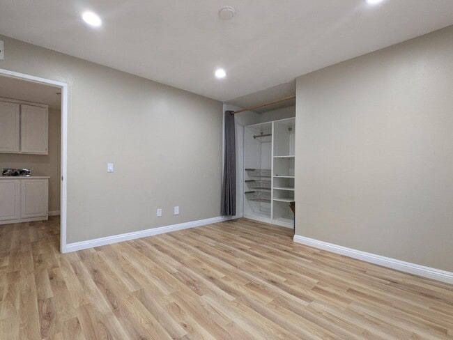 Building Photo - Large Condo in Claremont