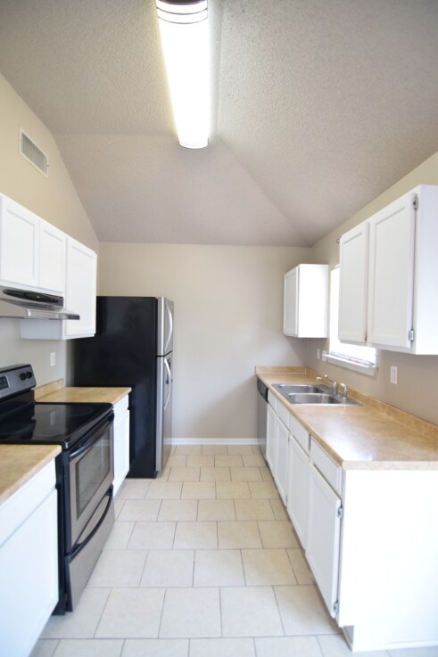 Building Photo - 2711 Woodlands Dr