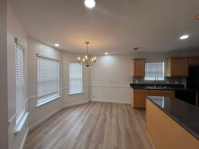 Building Photo - Beautiful 3 BR 2 Bath Home - Conveniently ...