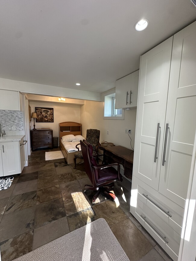 Building Photo - Quaint Little Unit - Perfect for a student...