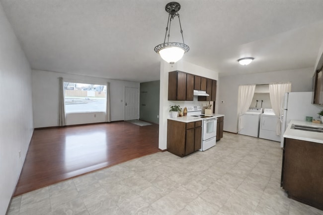 Building Photo - Cozy 2 bedroom with HUGE backyard!