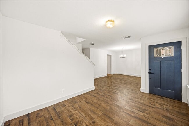 Building Photo - 422 Laurel Pine Dr