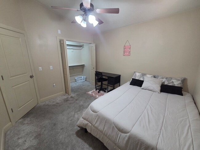 Building Photo - FURNISHED Famale Roomate Opportunity