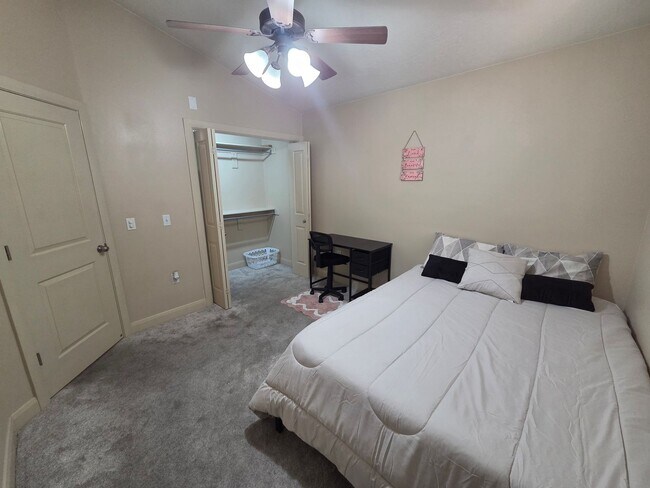 Foto del edificio - FURNISHED Famale Roomate Opportunity