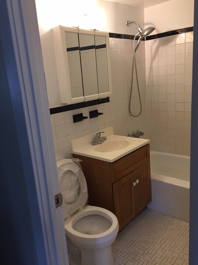 Bath - 7053 Sybilla St