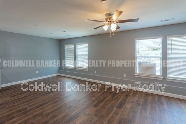 Building Photo - 360 Main St