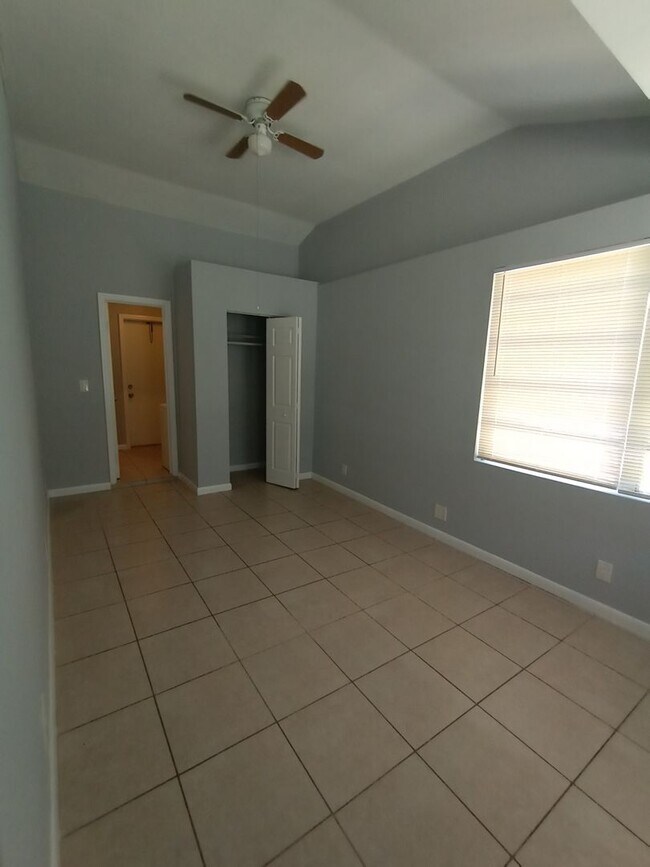 Foto del edificio - Beautifully renovated and spacious 4 bedro...