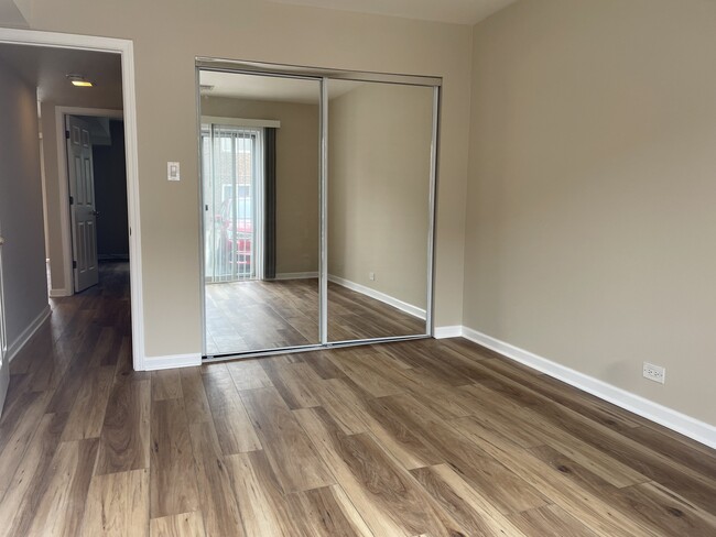Building Photo - 9437 Bay Colony Dr
