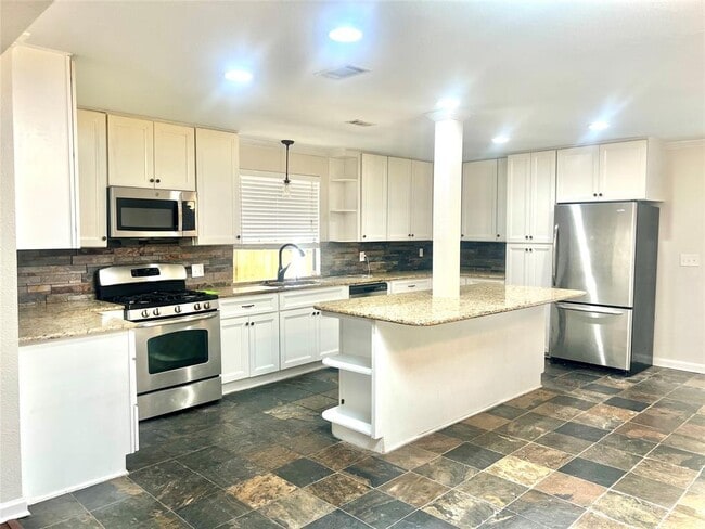 Building Photo - 1902 Karen Ave