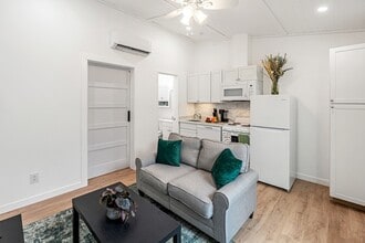 Building Photo - 204 Marlin St