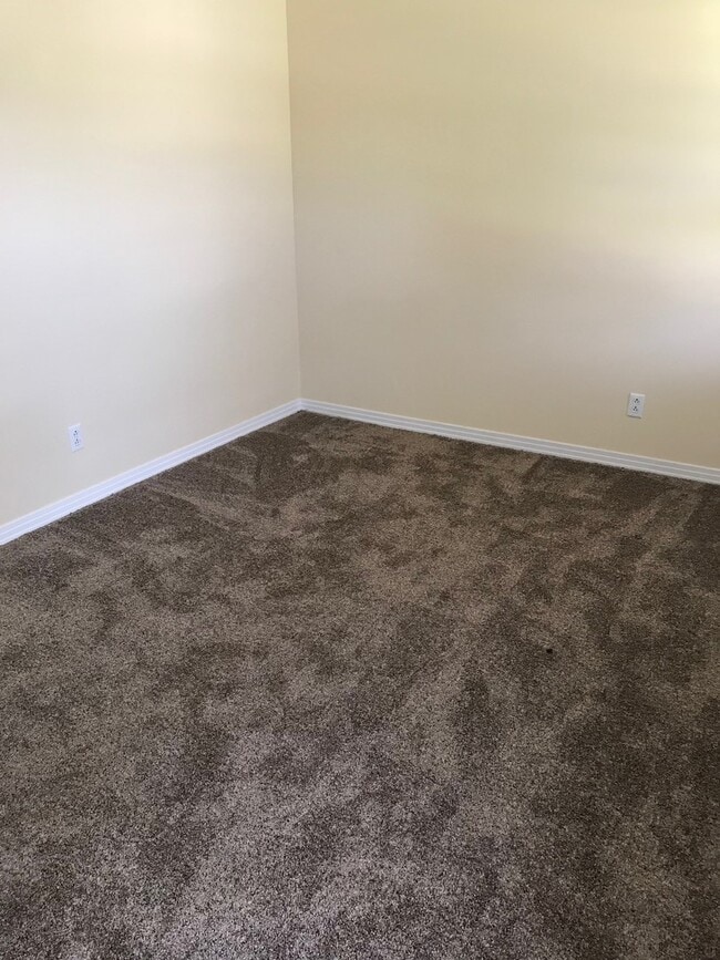 Building Photo - Large 3 Bedroom 2 bath