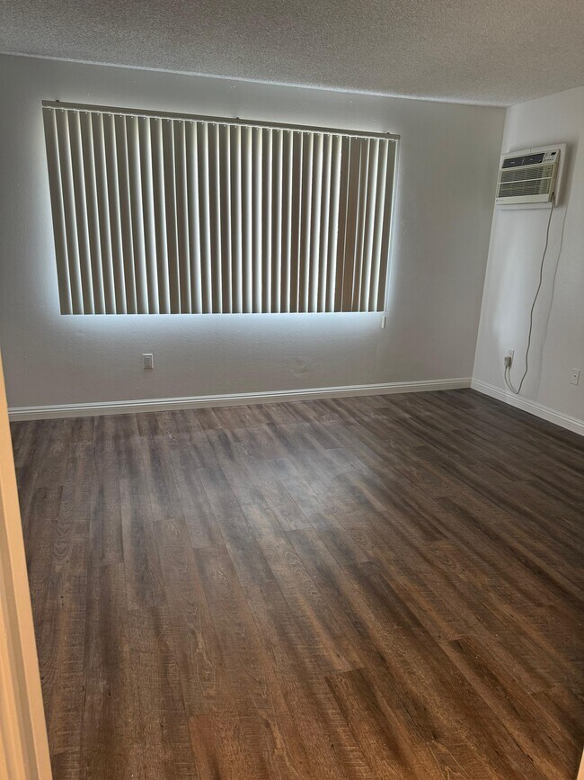 Sala de estar - 1340 E Stearns Ave