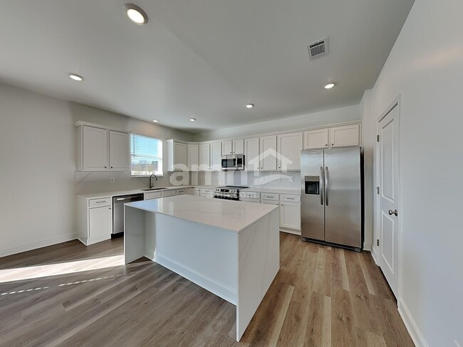 Building Photo - 100 Punderson Dr