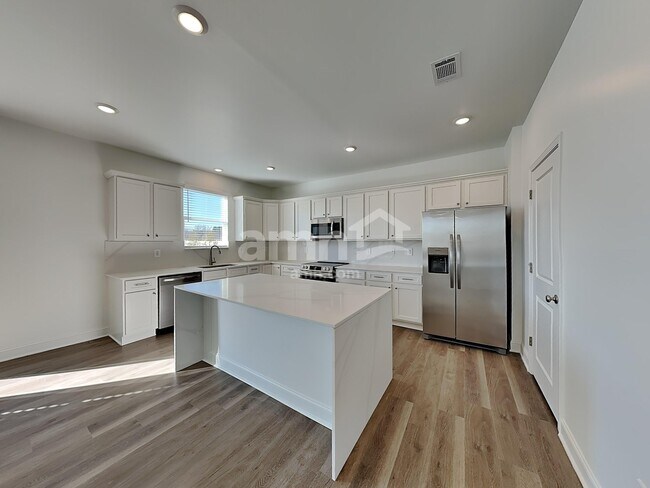 Foto del edificio - 100 Punderson Dr