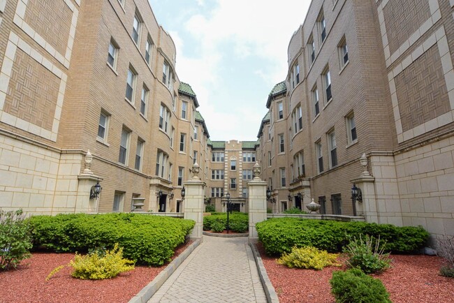 Building Photo - 4321 N Paulina St