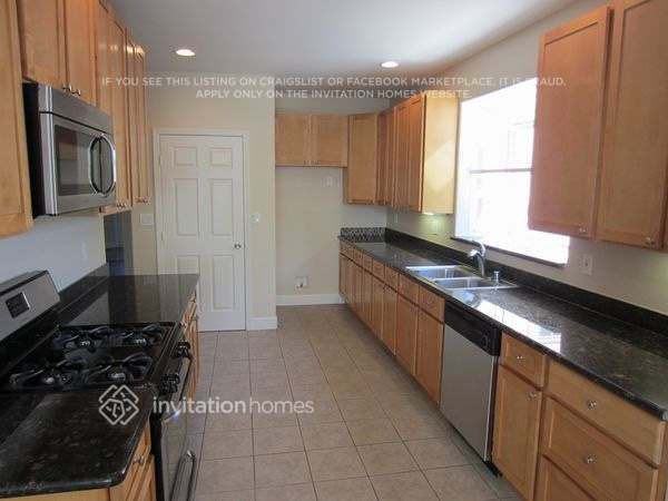 Building Photo - 2841 Sunset Ln