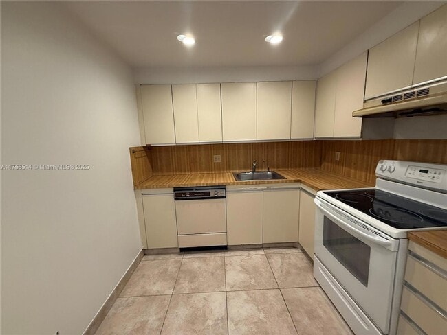 Building Photo - 2500 Parkview Dr