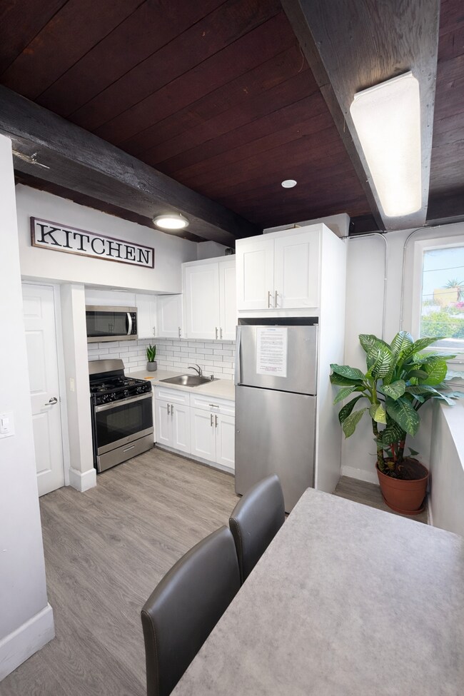 Foto del edificio - 1248 W 24th St