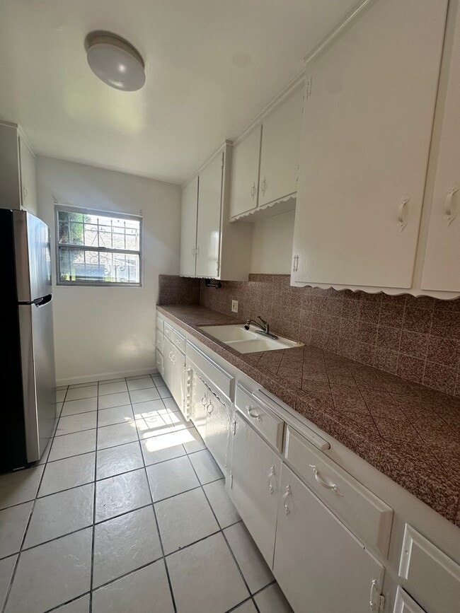 Interior Photo - 917 Centinela Ave