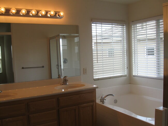 Foto del edificio - 1742 Dunsmuir Way