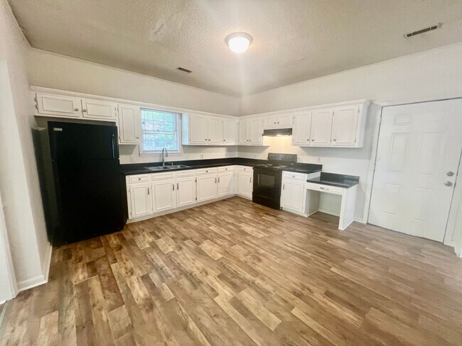 Building Photo - ADORABLE BUNGALOW!