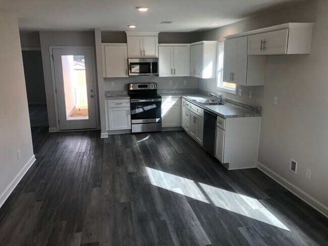 Building Photo - FIRST MONTHS RENT FREE!