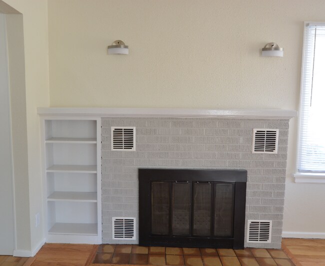 Foto del edificio - Completely Renovated Three Bedroom Apartment