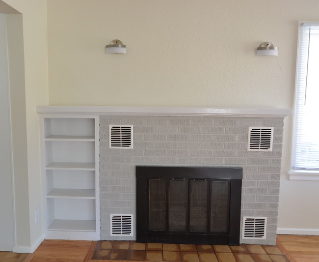 Building Photo - Completely Renovated Three Bedroom Apartment