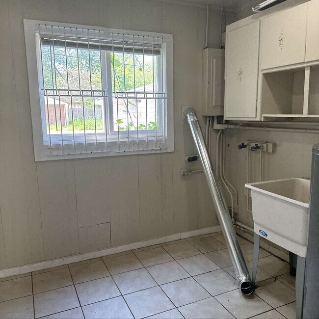 Building Photo - 5817 N Teutonia Ave